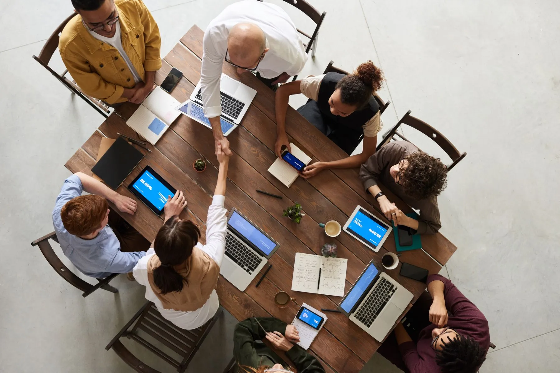 Réunion de travail autour d'une table